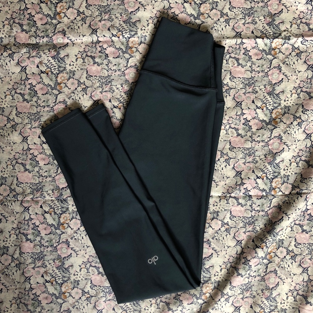ALO  High-Waist Airlift Legging Size Small (4-6) Like new